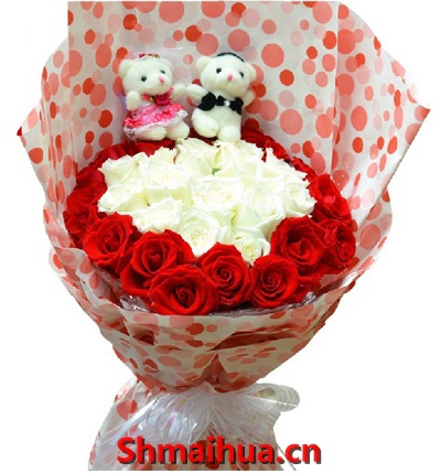 温暖的情-12枝红玫瑰加12枝白色玫瑰+2只小熊,糖果纸扇形包装，搭配蝴蝶结