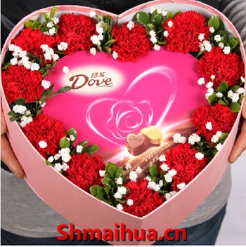 爱情主义-精心挑选11朵红色康乃馨，点缀栀子叶，满天星，粉色心型礼盒（以实物为准）