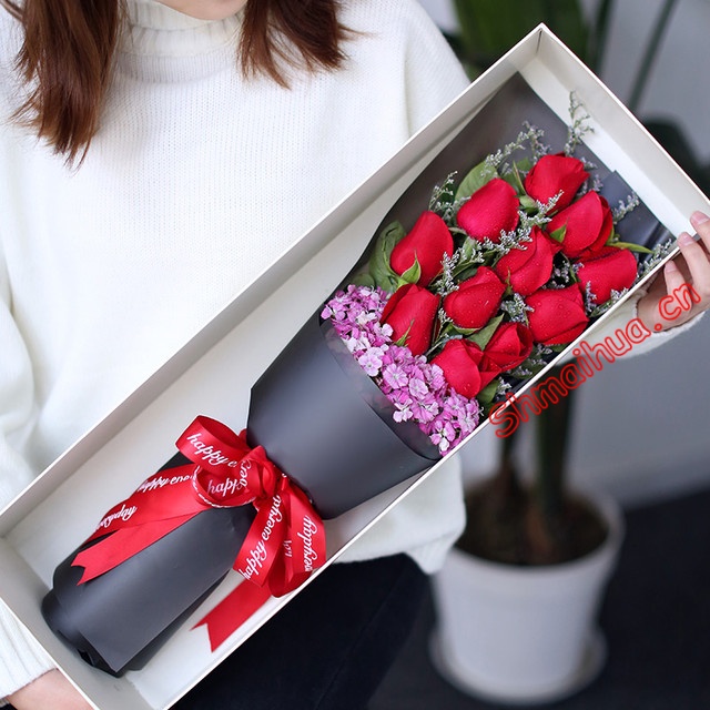 我们恋爱吧-11朵红玫瑰，搭配粉色相思梅、情人草点缀