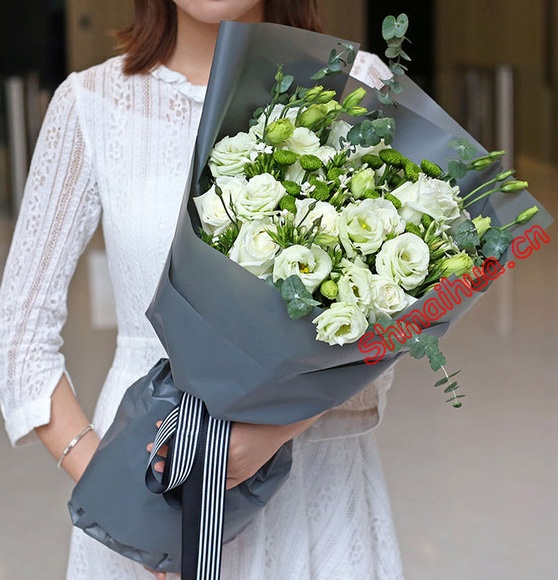 花的恋人-18白玫瑰，搭配绿色桔梗、小菊、白色相思梅