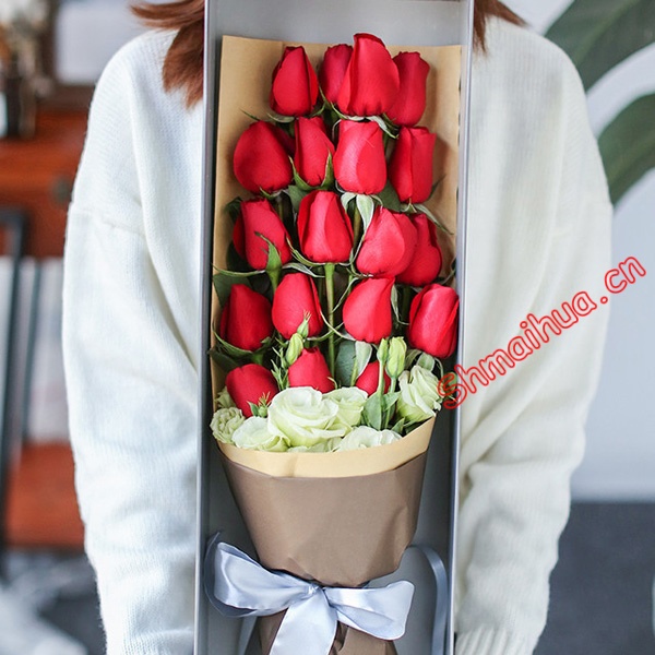爱的春天-18朵精品红玫瑰，搭配绿色桔梗点缀，精美礼盒