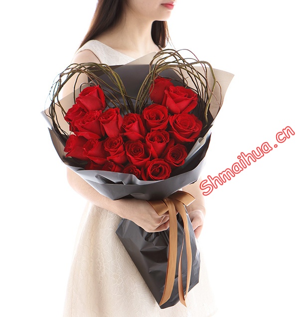 爱君不悔-红玫瑰21枝，龙柳心型小架构