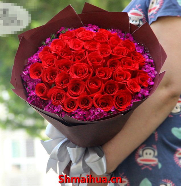 思念-36朵红玫瑰,小花点缀纸,高档朱色皱纹圆形包装，灰色丝带结