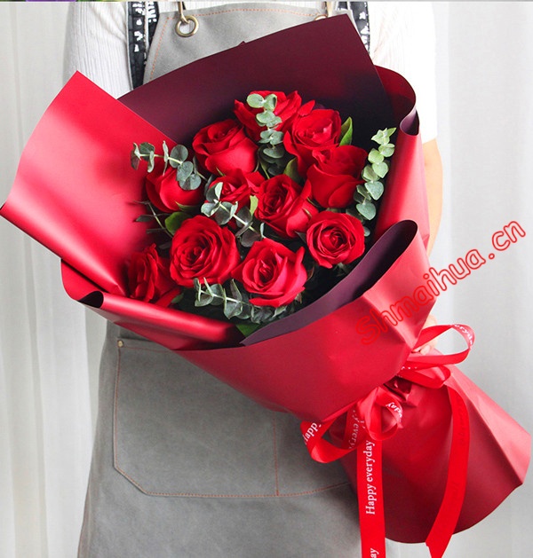 真心真情-11朵红玫瑰，尤加利间插，酒红色欧雅纸扇形包装，红色缎带束扎