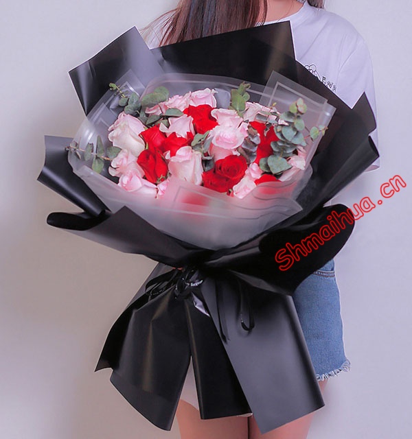无悔这一生-33朵混色玫瑰（红玫瑰、粉玫瑰），搭配适量尤加利叶装饰。白色灰边雾面纸+黑色雾面纸包装，黑色英文丝带束扎。